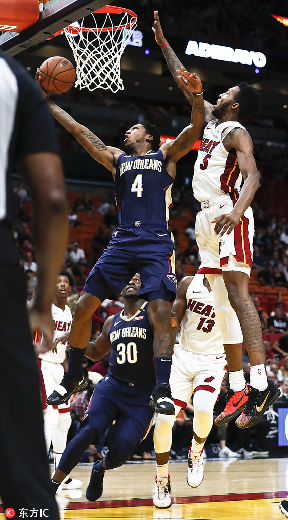 9游官网入口-巴塞罗那训练开放日;赛前完成体检引欢呼;欧超杯在即;身体对抗强度拉满(巴塞罗那禁止亚马尔参加公开活动)